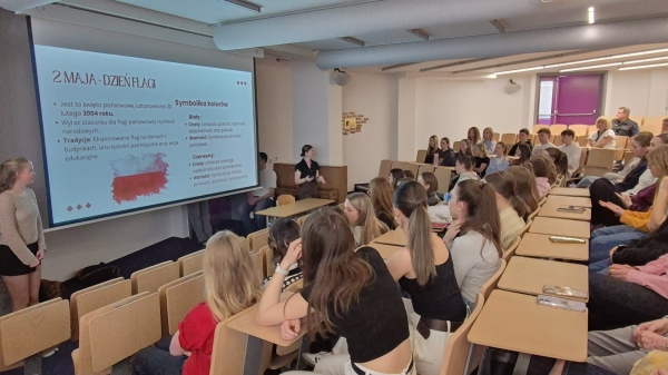 Majowe święta w duchu patriotyzmu – lekcja historii w szkolnej auli